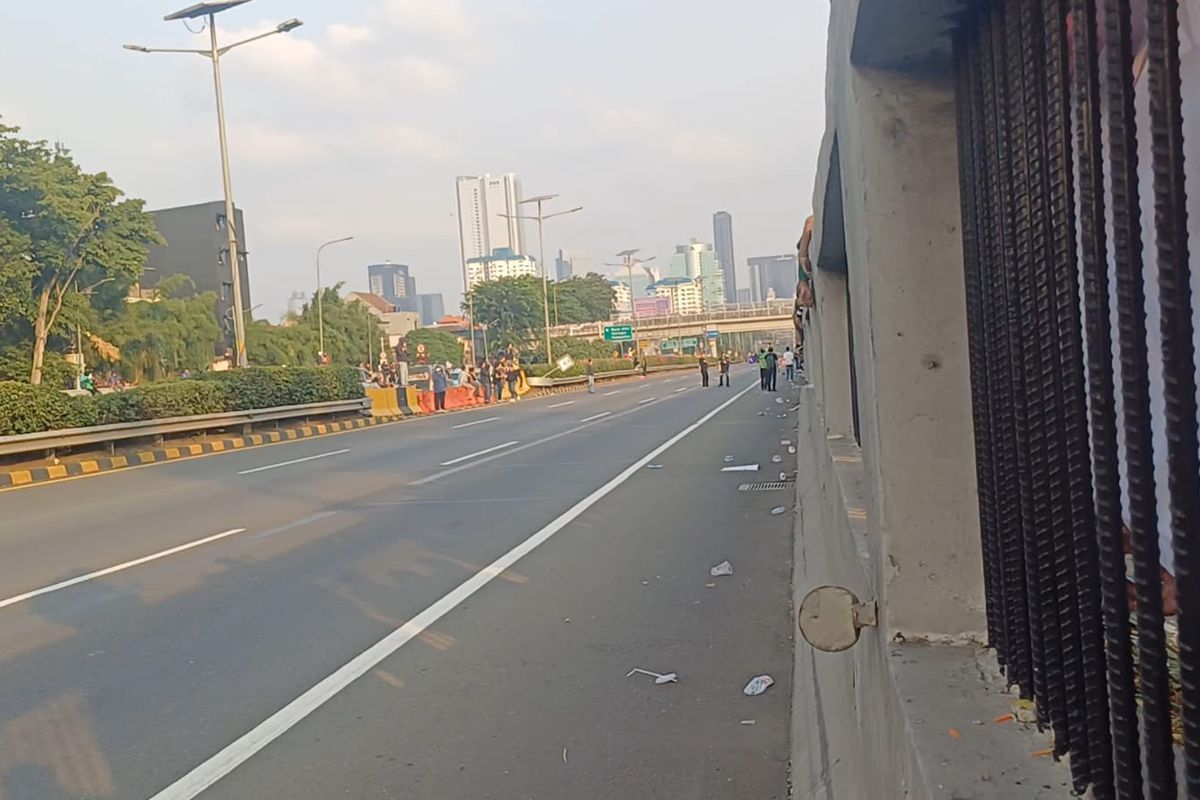 Kondisi Tol Dalam Kota imbas adanya demo di depan Gedung DPR RI, Kamis (22/8/2024).