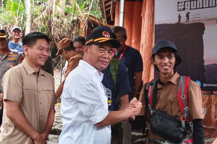 Menko PMK, Muhadjir Effendy menyerahkan penghargaan kepada salah satu relawan yang berhasil menangani peristiwa kebakaran di sabaha Gunung Gede Pangrango. Penghargaan diberikan dalam momentum pembukaan Bersih Gunung di Cibodas, Cianjur, Selasa (19/9/2023).