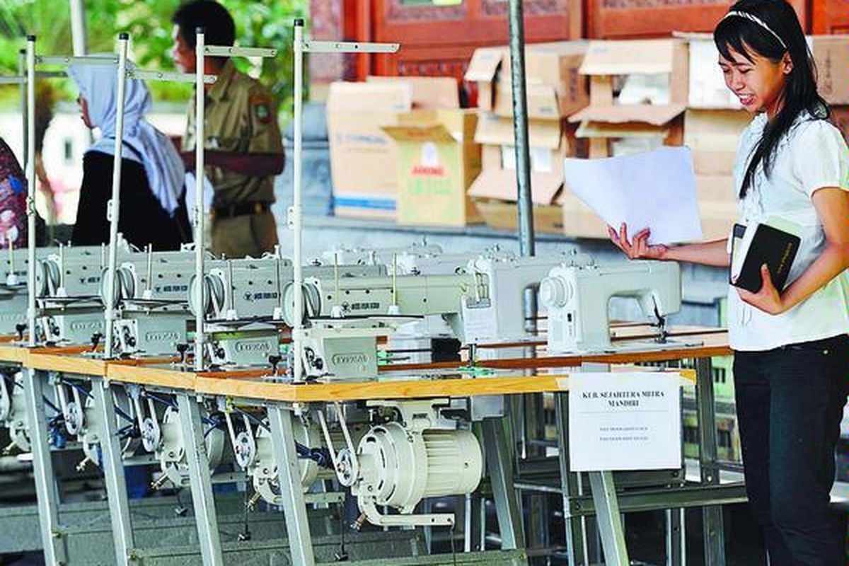 Deretan mesin produksi konfeksi bantuan Dinas Perindustrian dan Perdagangan Kota Solo untuk kelompok usaha bersama (KUB) konfeksi di Kompleks Balai Kota Solo, Jawa Tengah, Rabu (30/12). Selain mesin konfeksi, bantuan juga diberikan kepada KUB batik dan KUB makanan olahan. Usaha kecil menengah mengharapkan bantuan permodalan karena akses ke perbankan sulit.