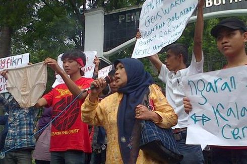 Demo di Tengah Hujan, Warga Tuntut Aceng Mundur 