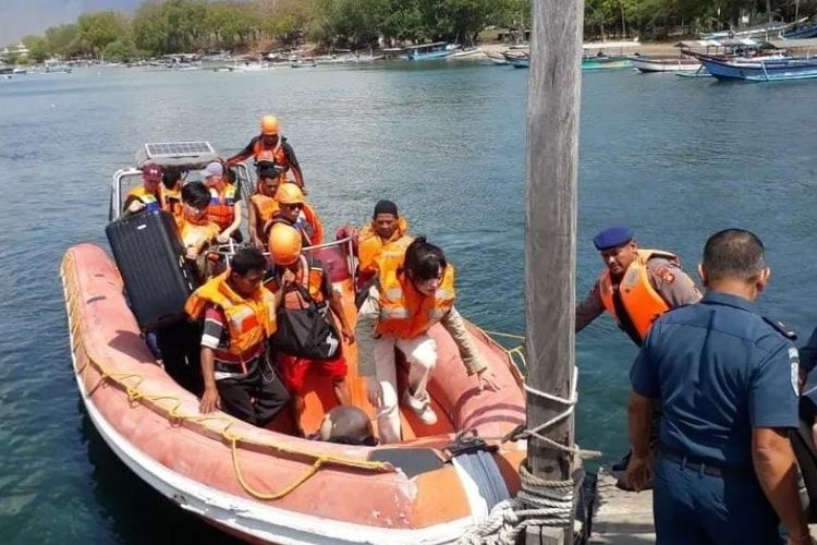 Evakuasi penumpang Kapal Motor Penumpang (KMP) Gerbang Samudra 2 yang kandas di perairan dekat Pelabuhan Gilimanuk, Kabupaten Jembrana, Provinsi Bali.