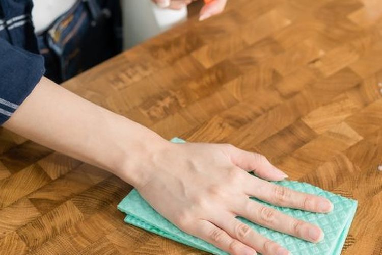 Ilustrasi membersihkan furnitur kayu.