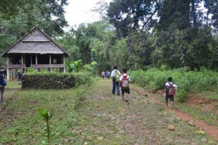 Jalan masuk ke Desa Adat Ammatoa, Desa Tana Towa Kecamatan Kajang, Kabupaten Bulukumba, Sulawesi Selatan.