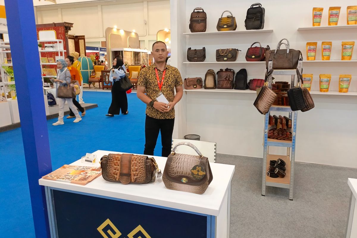 Dhito, Owner Shandra Gallery asal Papua Barat saat acara Trade Expo Indonesia 2023 (TEI 2023) Di ICE BSD, Tangerang pada Kamis (19/10/2023).