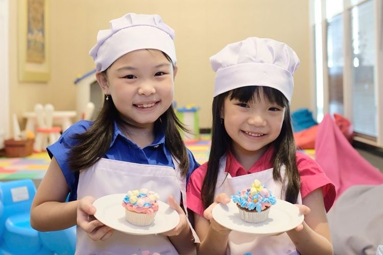 Grand Swiss-Belhotel Darmo menghadirkan kegiatan kelas dekorasi cupcake dan donat lewat paket School Holiday Staycation selama momen libur sekolah. 