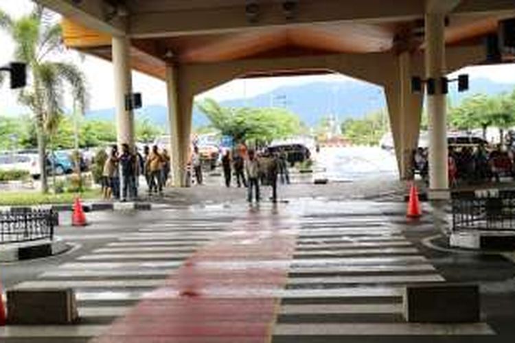Supir-supir mobil travel di Bandara Internasional Minangkabau menawarkan jasa angkutan untuk menuju obyek-obyek wisata di Sumatera Barat.