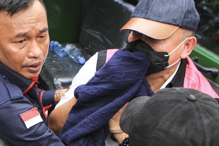 Mantan Gubernur Sumsel Alex Noerdin menggunakan baju tahanan usai dilimpahkan ke Kejaksaan Negeri Palembang, bersama tiga tersangka yang lain dalam kasus korupsi pembelian gas bumi PT PDPDE, Rabu (22/12/2021).