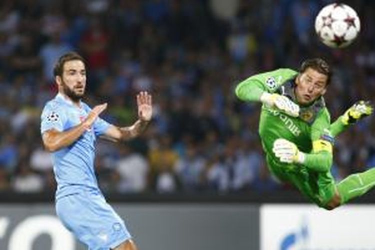 Striker Napoli, Gonzalo Higuain (kiri), mencetak gol ke gawang Borussia Dortmund, yang dikawal kiper Roman Weidenfeller, pada matchday 1 Grup F Liga Champions, Rabu (18/9/2013). Napoli menang 2-1.