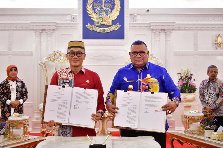 Penjabat (Pj) Gubernur Sulawesi Selatan (Sulsel) Zudan Arif Fakrulloh dan Pj Gubernur Papua Barat Daya Mohammad Musa'ad menandatangani nota kesepahaman atau memorandum of understanding (MoU) terkait pembangunan daerah di Rumah Jabatan Gubernur, Selasa (9/7/2024).
