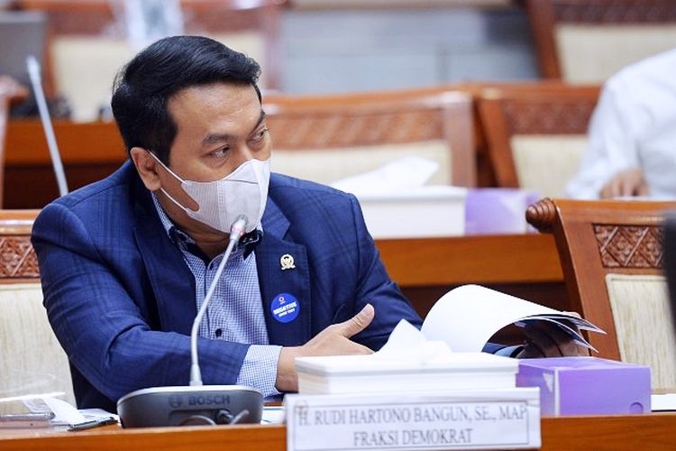 Anggota Komisi VIII DPR RI Rudi Hartono Bangun mempertanyakan pengajuan penambahan anggaran BNPB dalam Rapat Kerja Komisi VIII DPR RI pada Selasa (16/3/2021).