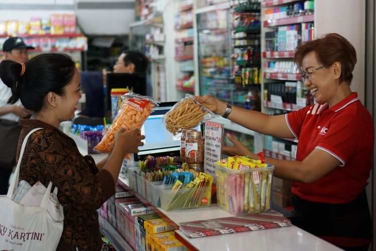 Yohana sedang melayani pelanggan di toko kelontongnya yang ada di bilangan Tegalrejo, Yogyakarta