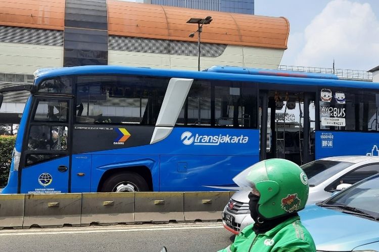 Kecelakaan terjadi antar dua busway Transjakarta di Halte Cawang-Ciliwung, Jakarta Timur, Senin (25/10/2021) pagi.