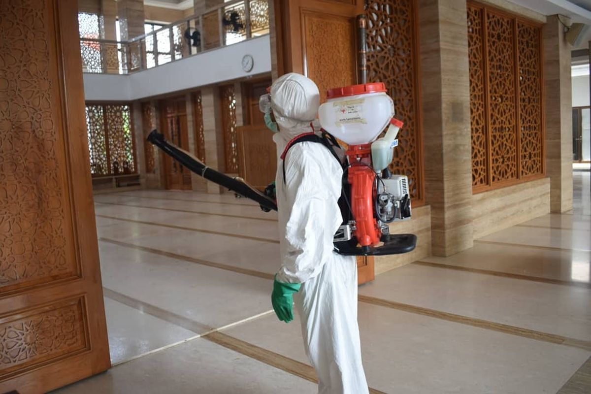 Penyemprotan disinfektan di salah satu masjid di Kota Tangerang, Selasa (17/3/2020)