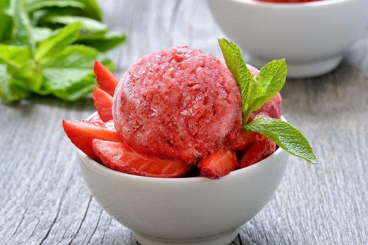 Sorbet berbeda dengan es krim. Sajian dingin ini dibuat dari buah dan lebih mudah meleleh.