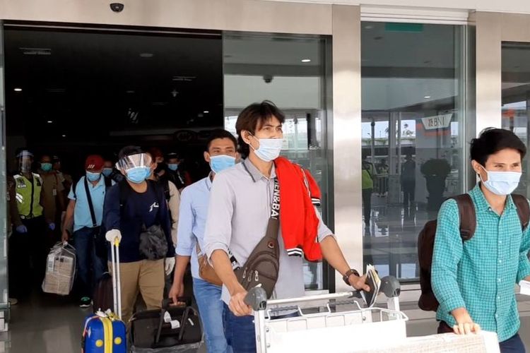 TKI asal Jateng turun di Bandara Internasional Jenderal Ahmad Yani Semarang, Senin (18/5/2020).