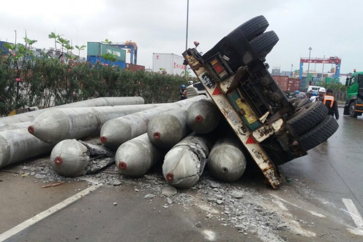 Truk pengangkut paku bumi terguling di Tanjung Priok, Jakarta Utara, Selasa (30/1/2018).