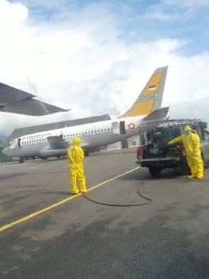 Dalam video berdurasi 17 detik yang diterima Kompas.com dari Humas Kementrian Kesehatan RI, menunjukan bahwa tim observasi tengah melakukan desinfeksi atau membunuh kuman terhadap salah satu pesawat TNI AU berjenis Hercules yang sebelumnya dipergunakan untuk mengevakuasi 238 WNI dari Wuhan saat tiba di Bandara Hang Nadim menuju ke hangar Lanud Raden Sadjad Ranai, Natuna.