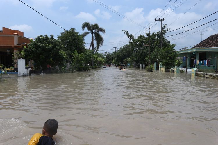 Suasana banjir hari ke-12 di Dusun Beluk, Desa Jombok, Kecamatan Kesamben, Kabupaten Jombang, Jawa Timur, Selasa (12/1/2021).