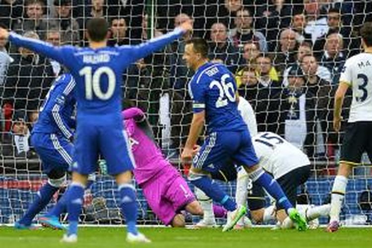 Bek Chelsea, John Terry, seusai mencetak gol ke gawang Tottenham Hotspur, pada final Piala Liga Inggris, di Stadion Wembley, Minggu (1/3/2015). 