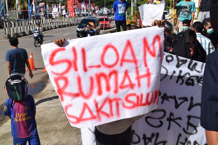 Seorang keluarga korban melakukan unjuk rasa di depan Rumah Sakit Siloam Buton, Jumat (7/7/2017).  Unjuk rasa yang dilakukan di depan RS Siloam Buton ini merupakan buntut dari dugaan penelantaran pasien Epi (32), sehingga korban meninggal dunia.