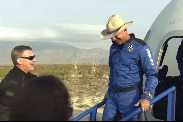 Foto yang disediakan Blue Origin memperlihatkan pendiri Amazon Jeff Bezos keluar dari kapsul New Shepard setelah mendarat dengan mulus di gurun Texas Barat, pada Selasa 20 Juli 2021.