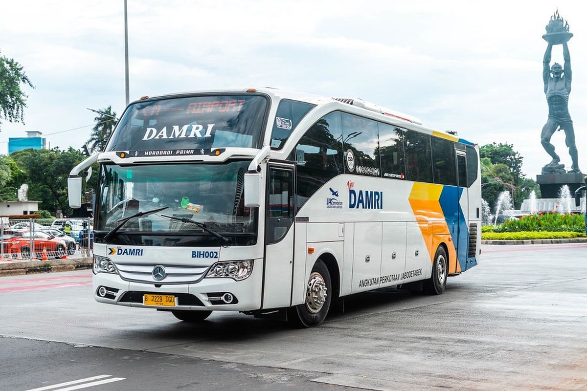 Armada bus sehat Damri yang melayani rute dari dan menuju Jakarta.