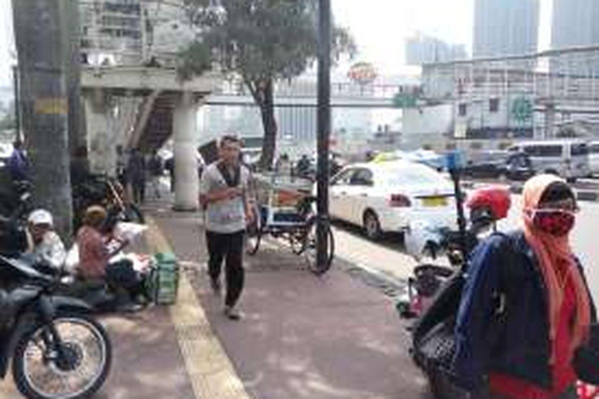 Suasana di trotoar Jalan Sudirman masih terdapat banyaknya pedagang dan tukang ojek yang memarkirkan kendaraanya di trotoar tersebut pada Selasa (20/4/2016).