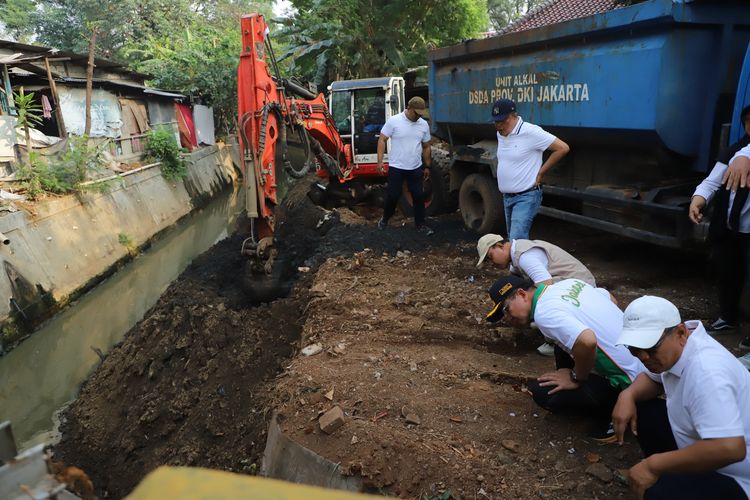 Saluran di Pesanggrahan Jaksel Tertutup Sedimen Lumpur hingga 90 Persen, Pengerukan Dikebut