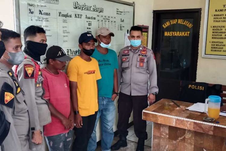 Polisi tangkap juru parkir ilegal di kawasan objek wisata di Padang, Rabu (4/5/2022)
