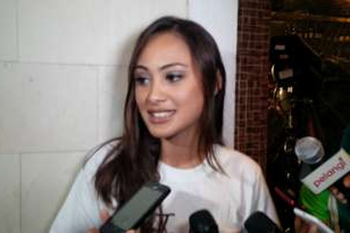 Runner up Puteri Indonesia 2010, Alessandra Usman, dalam wawancara usai pemutaran film I am Hope, di XXI Epicentrum, Kuningan, Jakarta Selatan, Selasa (9/2/2016).