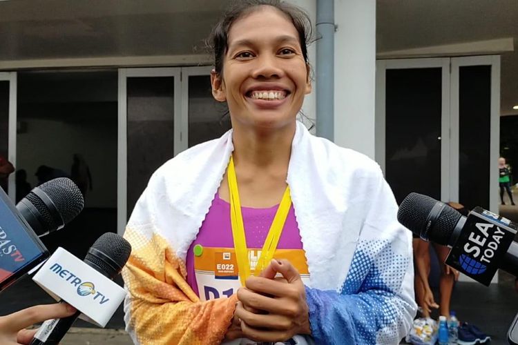 Atlet atletik Indonesia, Odekta Elvina Naibaho, ketika berbicara kepada media seusai melakoni perlombaan di LPS Monas Half Marathon 2023 di Istora Senayan pada Minggu (2/6/2023).