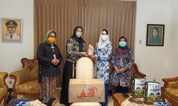Arumi Bachsin Bagikan 1 Ton Daging Ayam kepada Warga Terdampak Covid-19