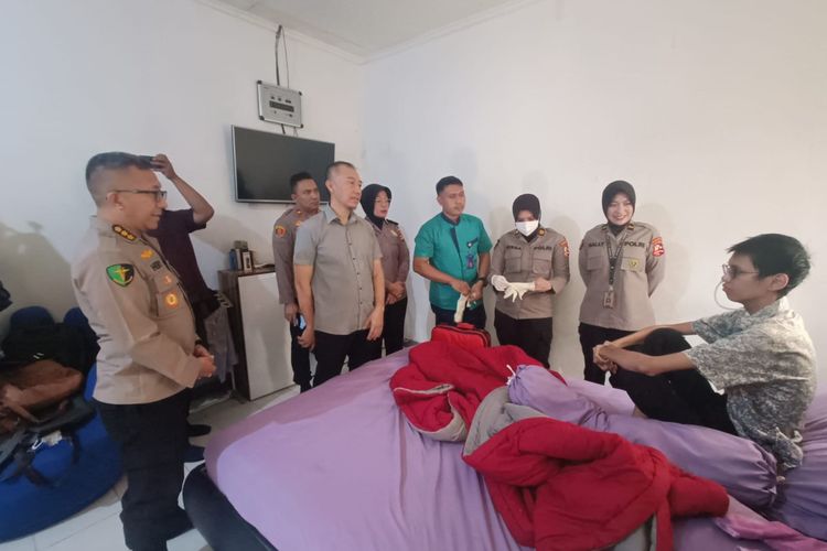 Tim dari Polri mengunjungi Sultan Ri'fat Alfatih di kediamannya di kawasan Bintaro, Tangerang Selatan, Kamis (3/8/2023).