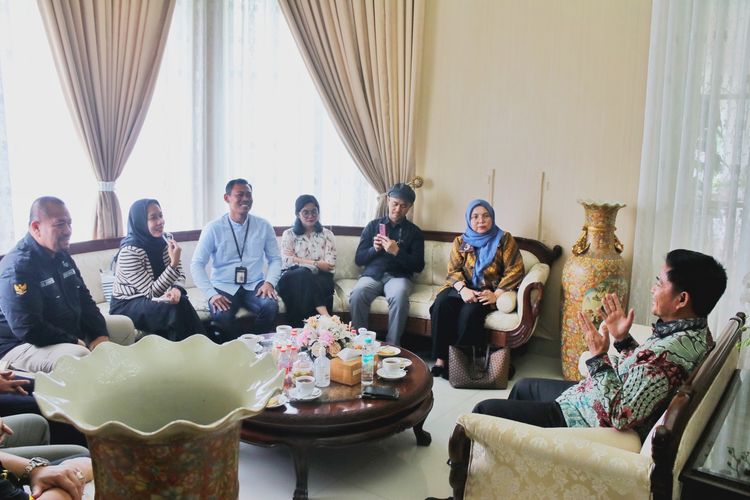Penjabat (Pj) Gubernur Sumut Hasanudin menerima audiensi dengan Kompas, meminta dukungan media dalam sosialisasi PON XXI. 