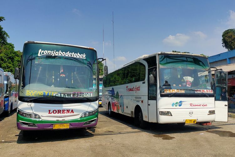 Jejeran bus di terminal Baranangsiang, Bogor