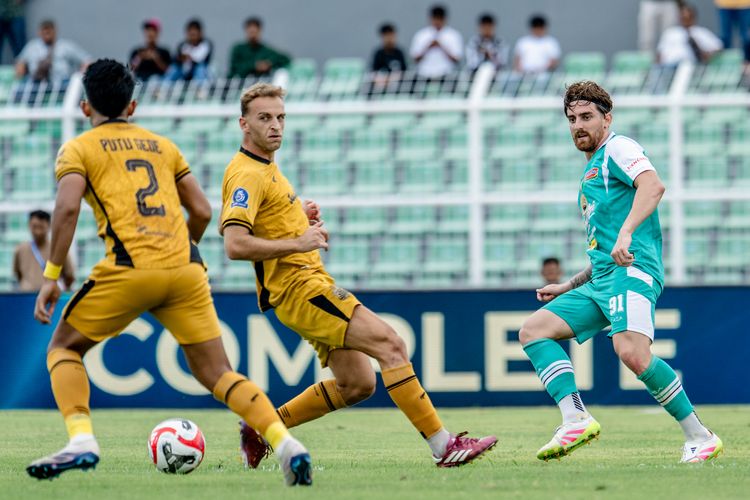 Aksi Dejan Tumbas (kanan) dalam partai Super League 2025-2026 Bhayangkara FC vs Persebaya di Stadion Sumpah Pemuda, Bandar Lampung, Jumat (28/11/2025).