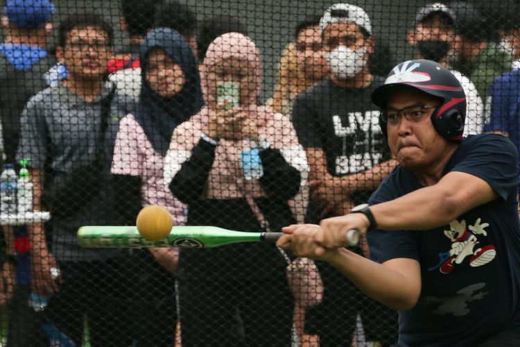 Pengunjung menjajal mini fun sport di arena festival olahraga UNIQLO FITFEST 2022, di Plaza Barat, Gelora Bung Karno Senayan, Jakarta, Minggu (26/6/2022). Festival selama dua hari ini berbagai dimeriahkan berbagai kegiatan seperti kelas olahraga dan mini fun sports.