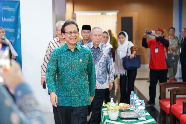 Menkes Budi Gunadi saat menghadiri kegiatan di Universitas Muhammadiyah Sidoarjo, Minggu (9/11/2025)