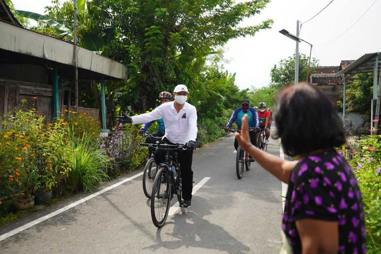 KELILING—Walikota Madiun, Maidi keliling dari kelurahan ke kelurahan setiap hari mengecek kondisi warga ditengah pandemi Covid-19, Rabu (15/4/2020).