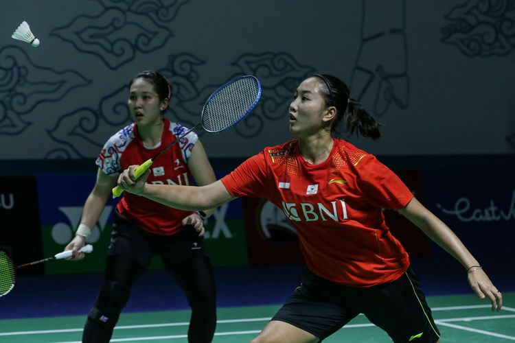 Ganda putri Indonesia, Febby Valencia Dwijayanti Gani/Ribka Sugiarto bertanding melawan ganda putri Korea Selatan, Lee So Hee/Shin Seung Chan pada babak 32 besar Indonesia Open 2022 di Istora Senayan, Jakarta, Rabu (15/6/2022). Langkah Febby/Ribka terhenti usai kalah dengan skor 21-16 dan 22-20.