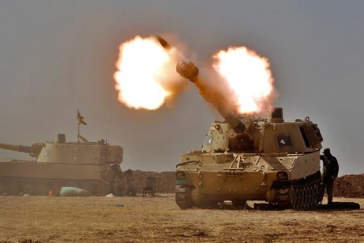 Kendaraan tempur M109 self-propelled howitzer milik pasukan Irak, menembak pasukan ISIS di desa Tall al-Tibah, sekitar 30 kilometer selatan kota Mosul, 19 Oktober 2016. Pada 17 Oktober lalu, PM Haider al-Abadi mengumumkan dimulainya operasi militer besar-besaran untuk merebut Mosul, kota terbesar Irak sekaligus basis terakhir ISIS di negeri itu.