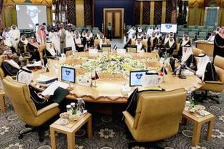 Suasana pertemuan para menteri dalam negeri negara-negara anggota Dewan Kerja Sama Teluk (GCC) di Riyadh, Arab Saudi, 2 Mei 2012. GCC terancam pecah setelah Rabu lalu tiga anggotanya, yakni Arab Saudi, Uni Emirat Arab, dan Bahrain, memutuskan menarik duta besar mereka dari Qatar yang juga anggota GCC. 