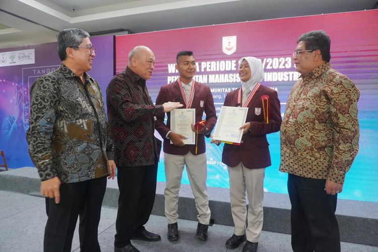 Direksi Toyota Motor Manufacturing Indonesia (TMMIN) bersama lulusan Toyota Indonesia Academy (TIA)