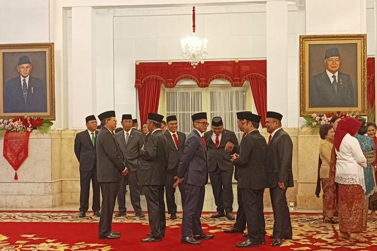 Para calon menteri dan wakil menteri baru Kabinet Indonesia Maju yang akan dilantik oleh Presiden Joko Widodo sedang bercengkerama sambil menantikan waktu pelantikan di Istana Negara, Senin (17/7/2023).