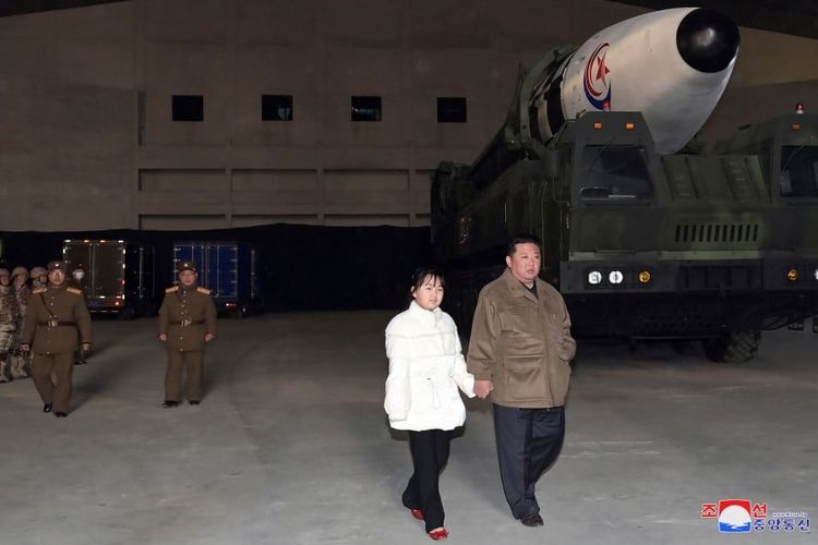 Saat Kim Jong Un dan putrinya melihat uji coba missil Korea Utara, Hwasong-17 pada 19 November 2022 lalu.