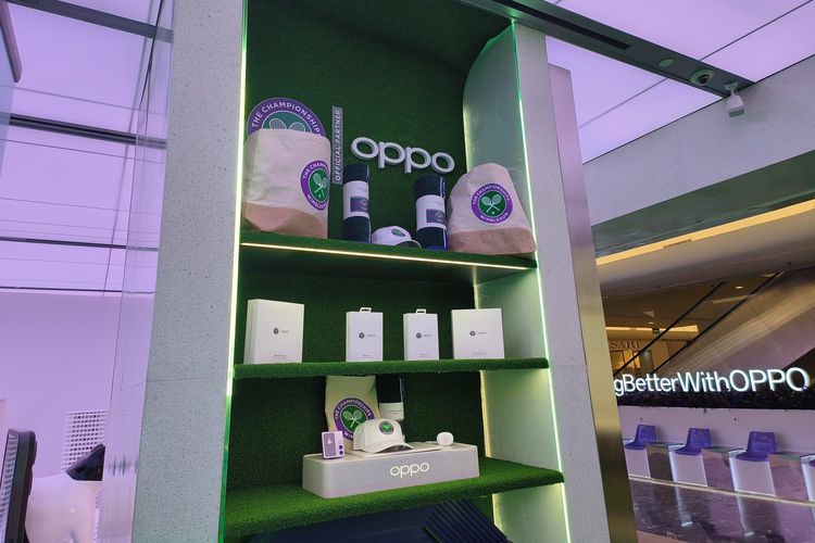 Rak di Oppo Gallery Plaza Indonesia yang memajang miniatur lapangan tenis dan produk serta merchandise resmi kolaborasi Wimbledon dengan Oppo.