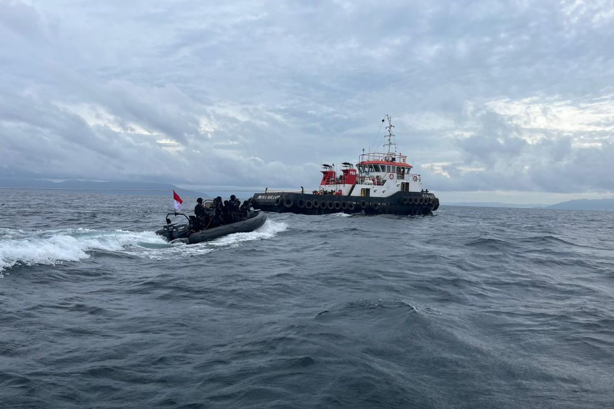 Kapal Republik Indonesia (KRI) Bung Hatta-370 mengamankan dua kapal pengangkut nikel yang terindikasi melakukan pelanggaran di Perairan Mandiodo, Konawe Utara, Sulawesi Utara, Selasa (25/11/2025).).