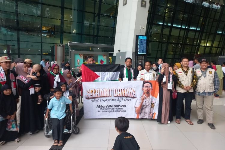 Keluarga relawan kemanusiaan asal Indonesia, Muhammad Husein mendatangi Bandara Soekarno-Hatta, Rabu (15/11/2023).  Mereka tengah menunggu Husein yang pulang dari Gaza Selatan, Palestina menuju Indonesia.