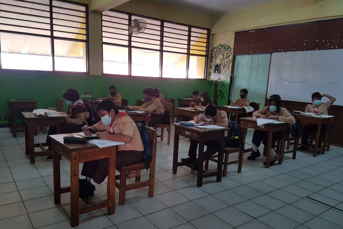 Suasana hari pertama sekolah tatap muka di SDN Duri Kepa 03, Jakarta Barat, Rabu (9/6/2021).