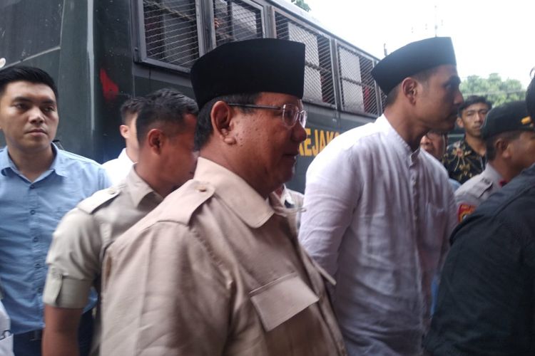 Prabowo Subianto usai menjenguk Ahmad Dhani di Rutan Medaeng, Selasa (19/2/2019)